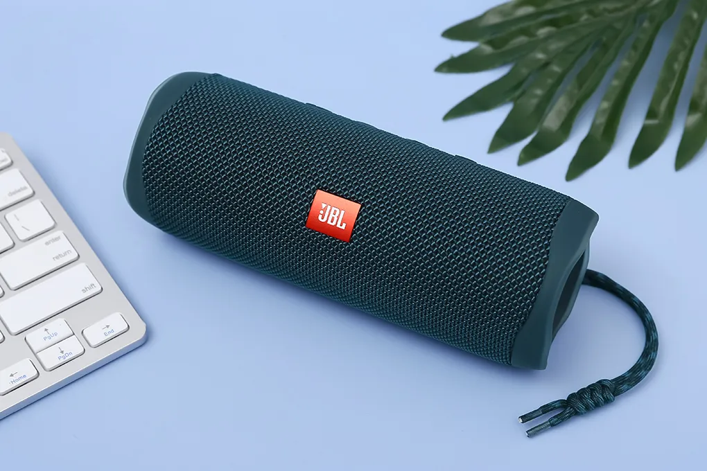 JBL Flip 5 sạc 2,5 giờ cho 12 giờ sử dụng 